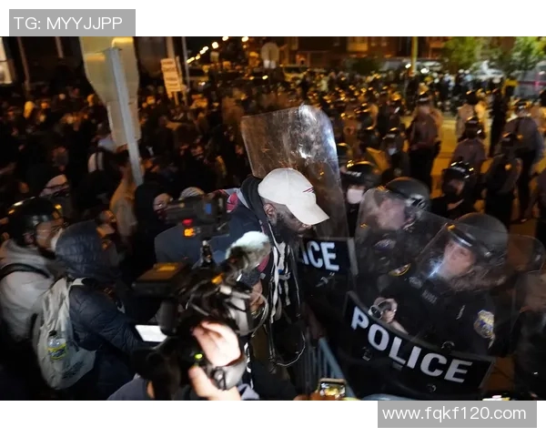 莫比莱引发仇警情绪，多名警察遭遇攻击受伤